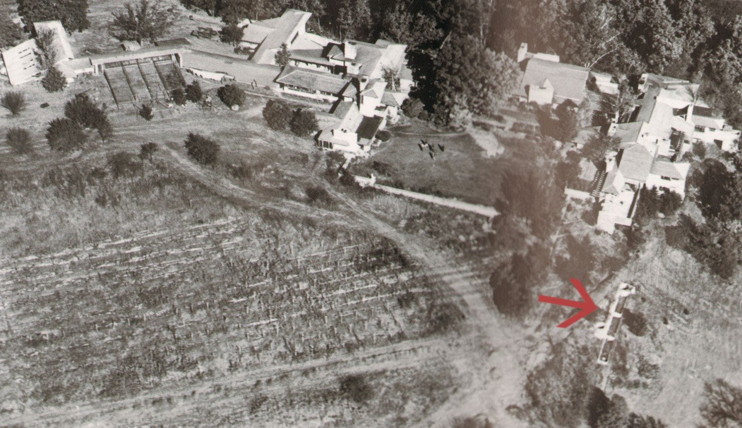 Black and white aerial photograph of Taliesin. The Frank Lloyd Wright Foundation Archives (The Museum of Modern Art, Avery Architectural and Fine Arts Library, Columbia University, New York), 2501.0183.