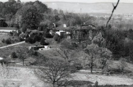 Distant view of Taliesin in 1921-22. The Frank Lloyd Wright Foundation Archives (The Museum of Modern Art, Avery Architectural and Fine Arts Library, Columbia University, New York), Photograph by Clarence Fuermann of Henry Fuermann and Sons.