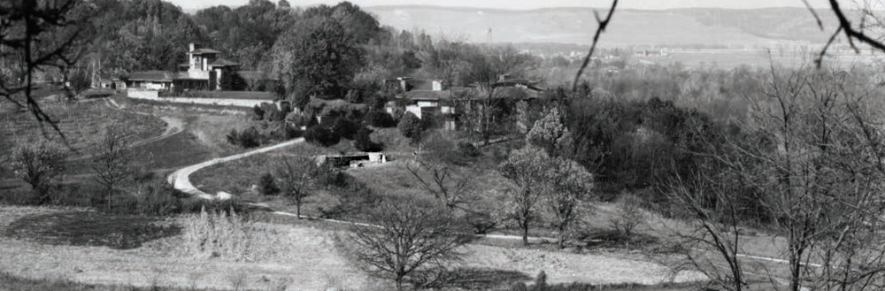 Distant view of Taliesin in 1921-22. The Frank Lloyd Wright Foundation Archives (The Museum of Modern Art, Avery Architectural and Fine Arts Library, Columbia University, New York), Photograph by Clarence Fuermann of Henry Fuermann and Sons.